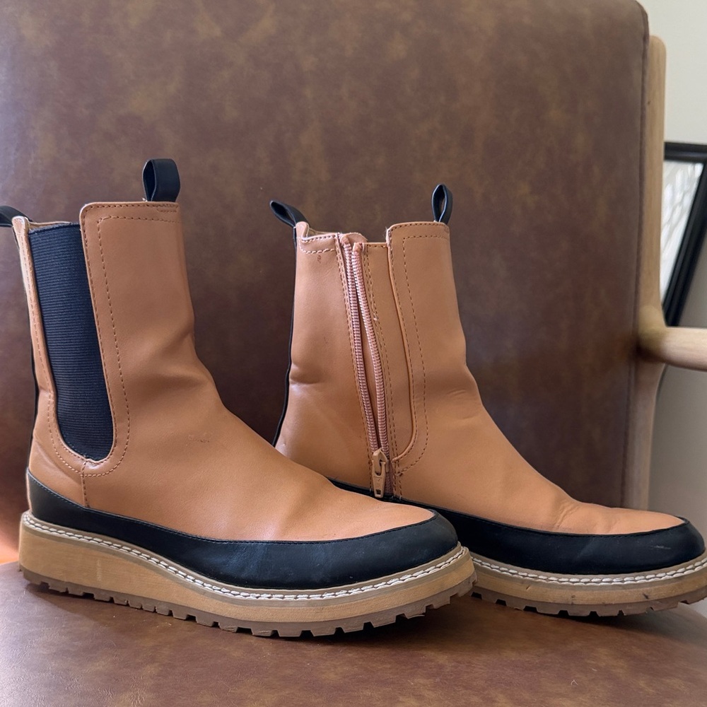 Tan and Black Women’s Chelsea Zip-Front Boots. Size 8.5